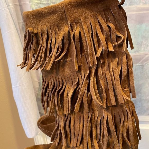 Minnetonka size 7 Three Tiered Fringe Boots - Picture 14 of 16